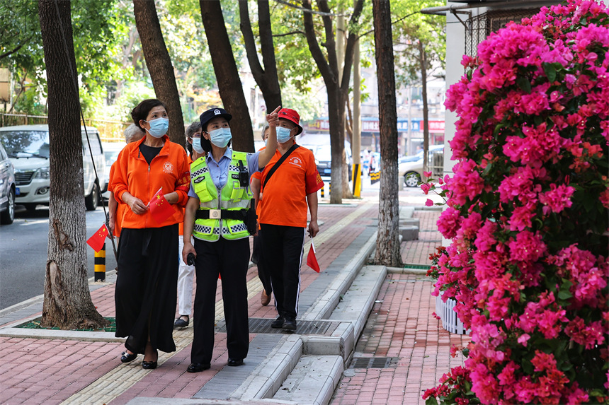 雷亞紅和七寶巡邏隊在一起。