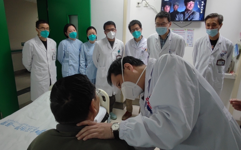 泌尿外科袁敬東、周高峰帶領(lǐng)手術(shù)團隊查房。代雨朦攝