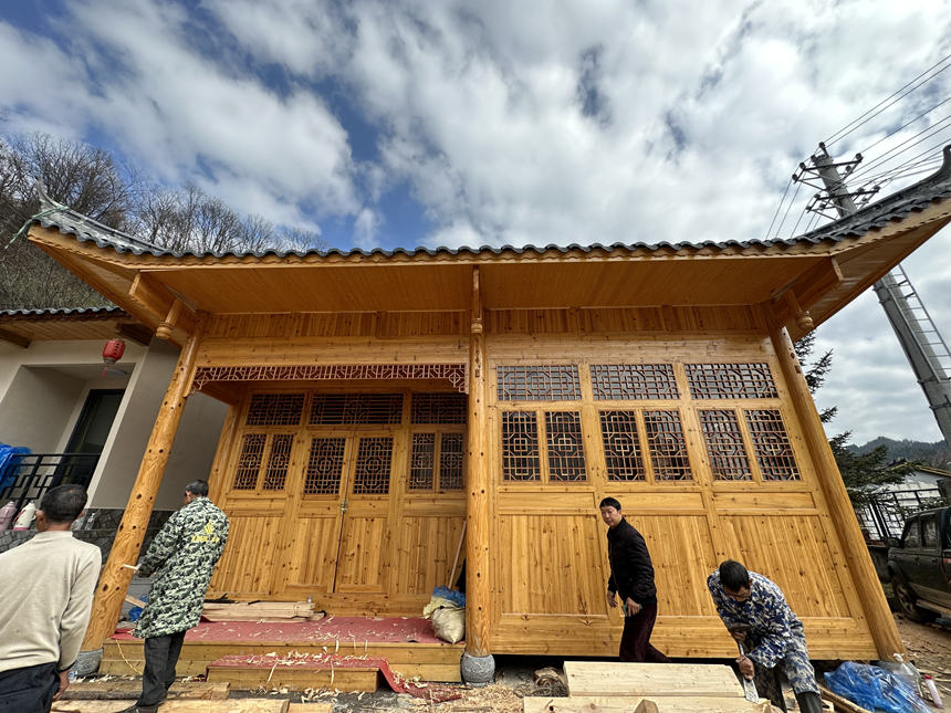 11月22日，湖北建始縣楂樹坪，一棟極富土家特色的吊腳樓正在如火如荼地建設(shè)中。