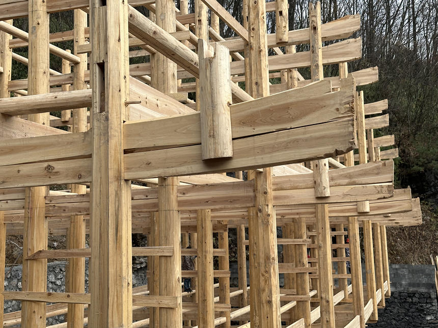 11月22日，湖北建始縣楂樹坪，一棟極富土家特色的吊腳樓正在如火如荼的建設(shè)中。