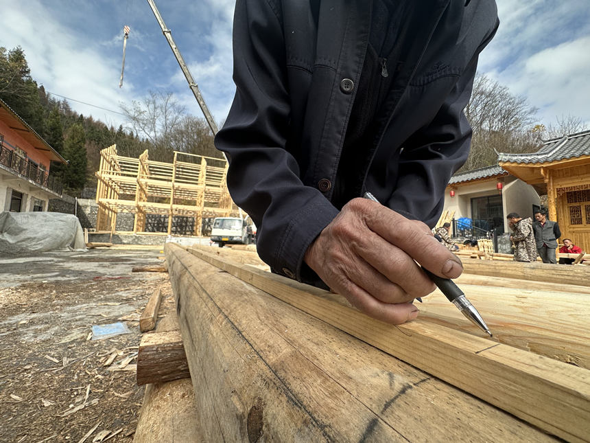11月22日，湖北建始縣楂樹坪，一棟極富土家特色的吊腳樓正在如火如荼地建設中。