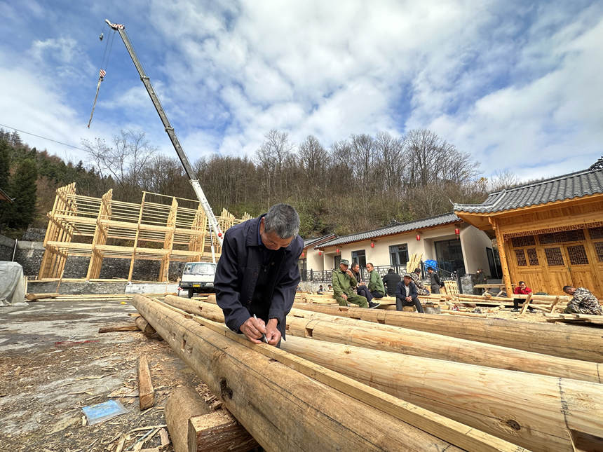 11月22日，湖北建始縣楂樹坪，一棟極富土家特色的吊腳樓正在如火如荼地建設中。