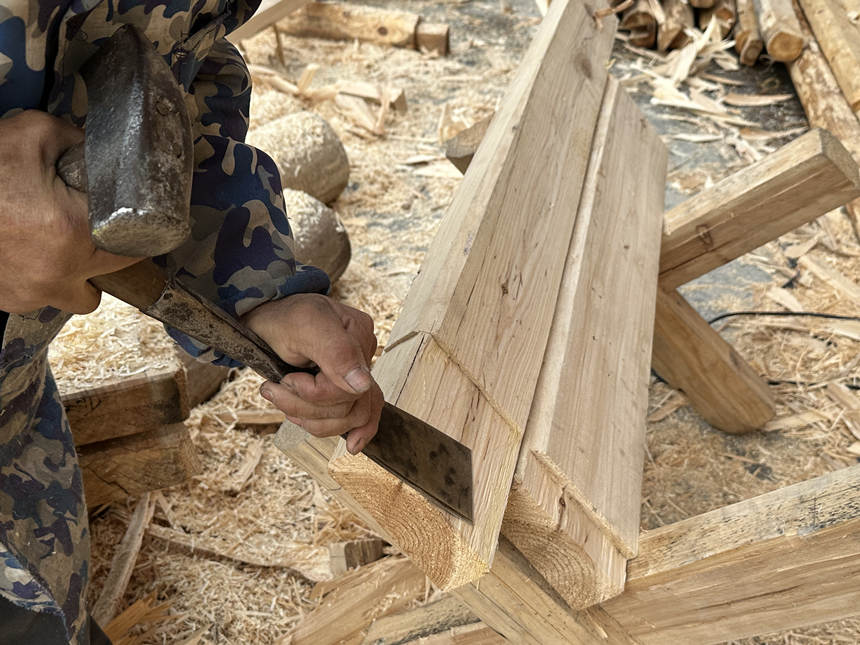 11月22日，湖北建始縣楂樹坪，一棟極富土家特色的吊腳樓正在如火如荼地建設中。