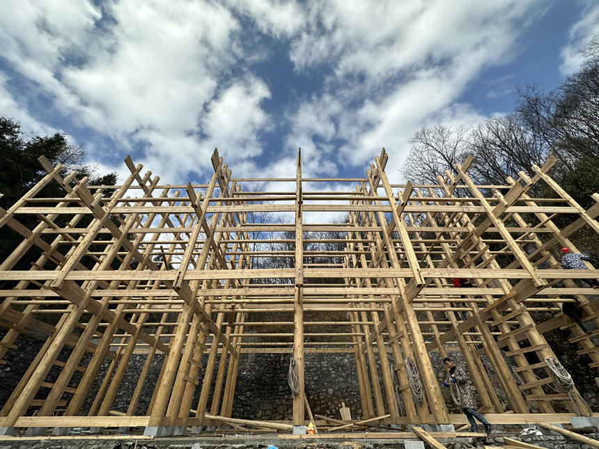 11月22日，湖北建始縣楂樹坪，一棟極富土家特色的吊腳樓正在如火如荼地建設(shè)中。