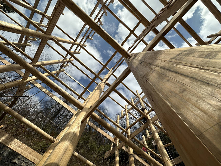 11月22日，湖北建始縣楂樹坪，一棟極富土家特色的吊腳樓正在如火如荼地建設(shè)中。