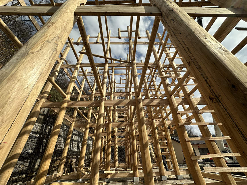 11月22日，湖北建始縣楂樹坪，一棟極富土家特色的吊腳樓正在如火如荼地建設(shè)中。