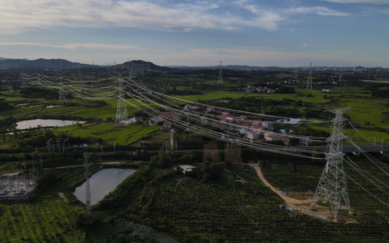 武漢1000千伏變電站配套500千伏送出工程現(xiàn)場圖。