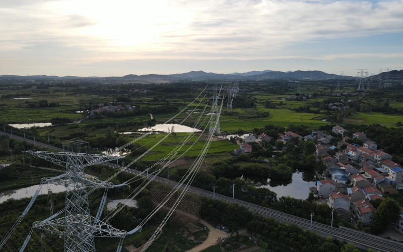 武漢1000千伏變電站配套500千伏送出工程現(xiàn)場圖。