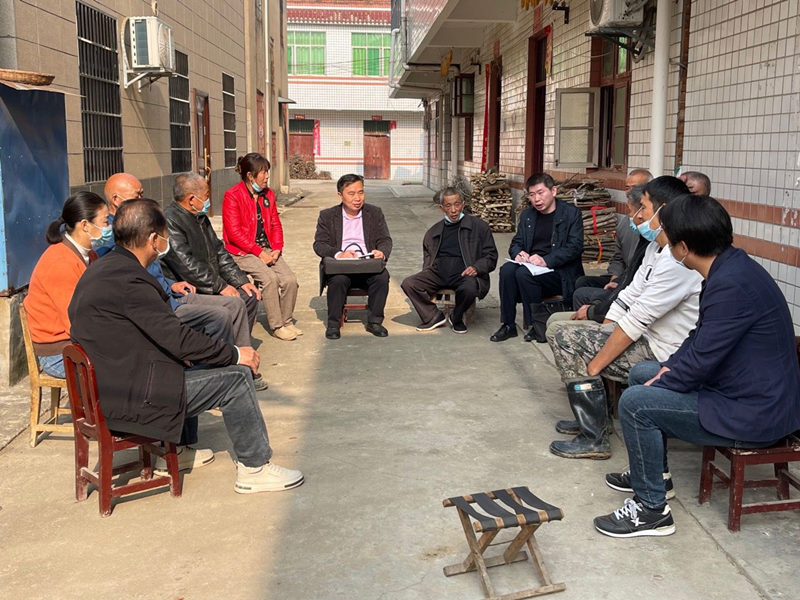 圖為該區(qū)區(qū)委巡察組與村民座談了解鄉(xiāng)村振興資金落實(shí)情況。