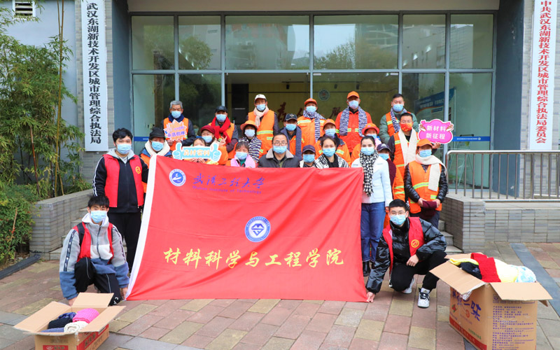 大學(xué)生志愿者堅(jiān)持編織圍巾贈(zèng)送環(huán)衛(wèi)工人。