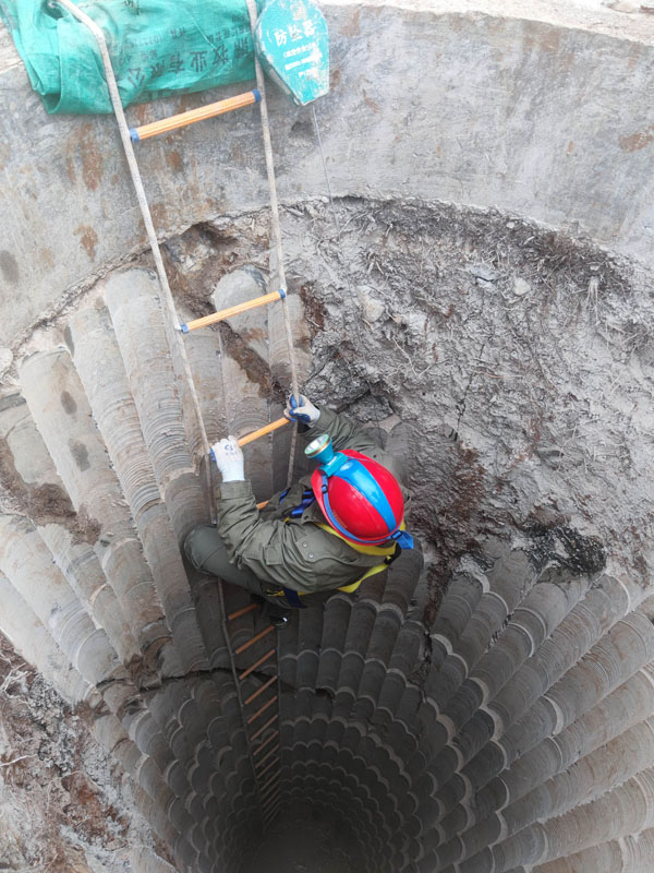 圖4： 12月8日，在湖北省建始縣花坪鎮(zhèn)三岔槽村（T55號）基礎(chǔ)施工現(xiàn)場，湖北送變電工程有限公司恩施東-朝陽500千伏線路工程（恩施段）總工張彬基坑驗槽后爬出洞外。