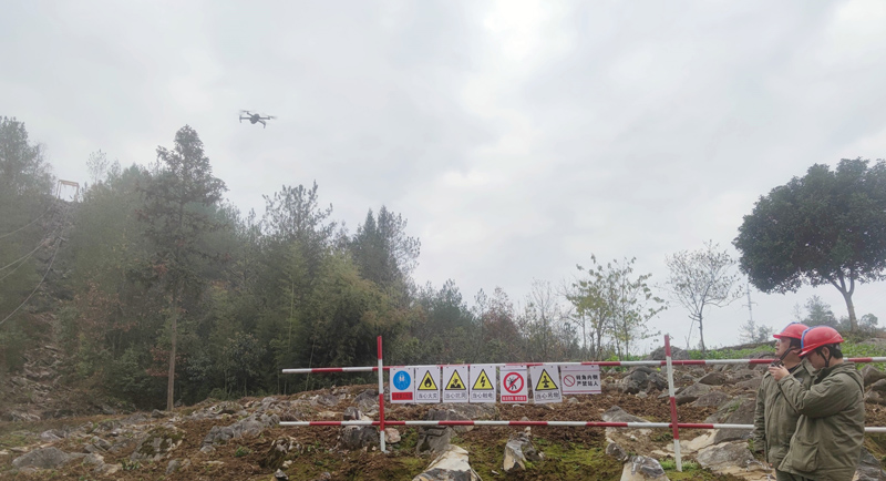 運(yùn)用無人機(jī)對現(xiàn)場開展巡查。