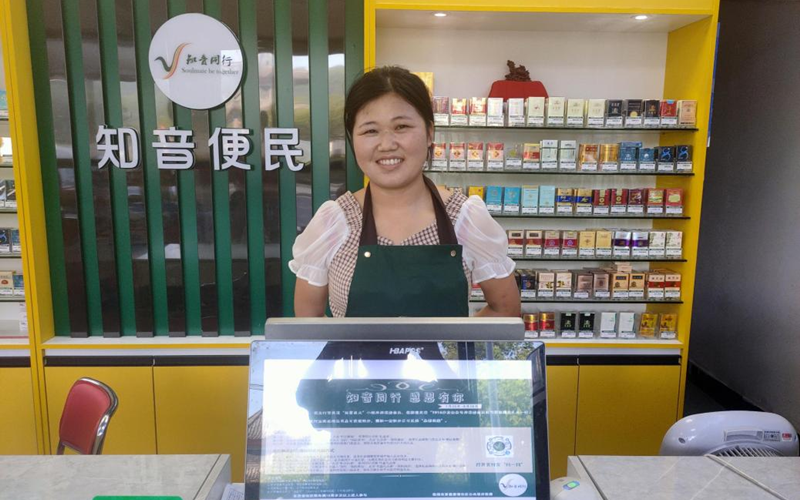 黃岡羅田縣白廟河鎮(zhèn)“知音便民”店主周俏。劉紅進(jìn)攝