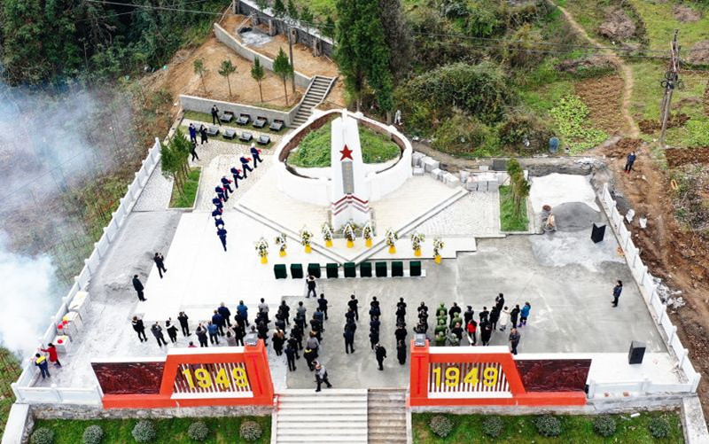 竹山縣26名散葬烈士集中遷葬入園儀式現(xiàn)場。