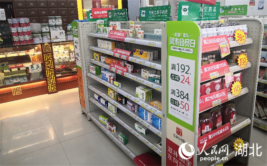 貨架上寥寥無幾的藥品。人民網(wǎng) 王郭驥攝