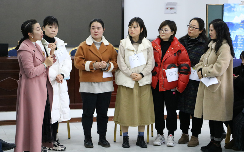 在家長學(xué)校會上，老師向家長宣講家風(fēng)建設(shè)。