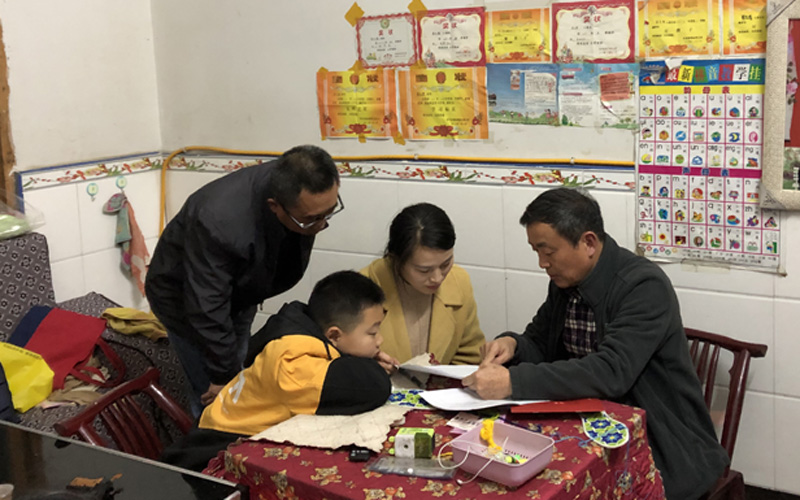 湖北中煙駐南坪村工作隊(duì)入戶走訪。