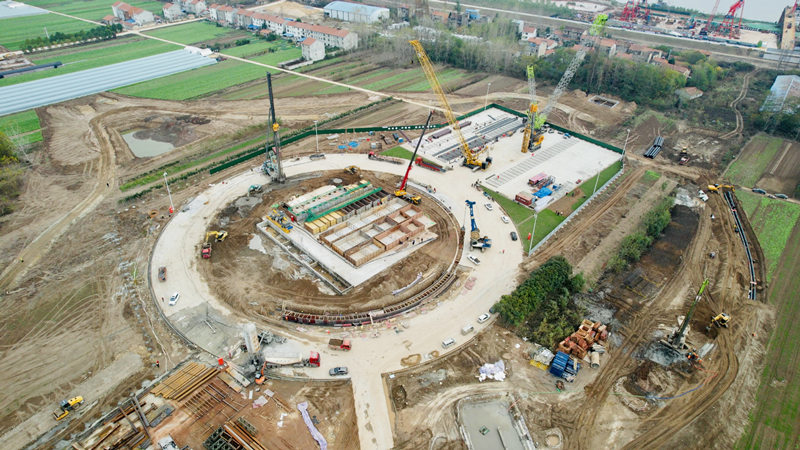 新港高速公路雙柳長江大橋及接線工程XGTJ-3標施工現(xiàn)場。湖北交投供圖