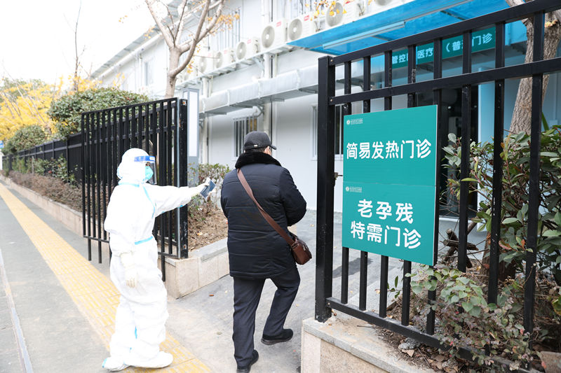 不久前，該院設(shè)置了簡易發(fā)熱門診、特需門診，為有需要的患者提供便捷服務(wù)。