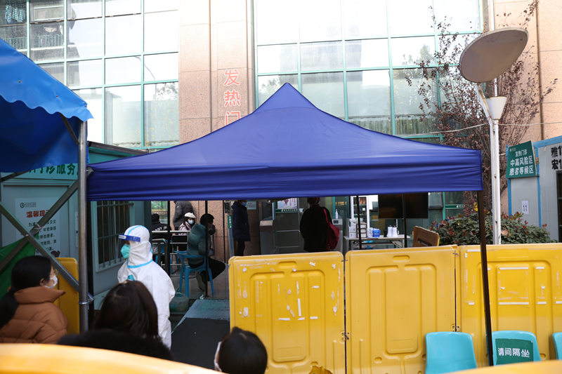 武漢市中心醫(yī)院后湖院區(qū)發(fā)熱門診外不再“排長龍”，患者有序候診。