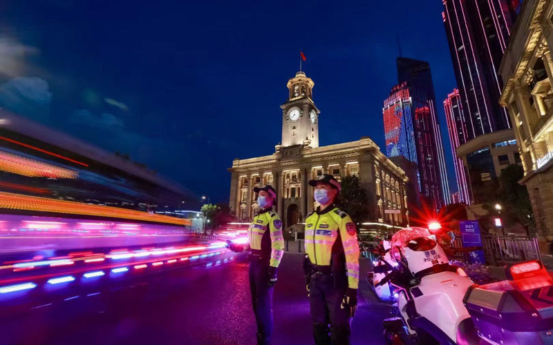 武漢警方組織調(diào)集6000余名警力，確保江城“跨年夜”平安。
