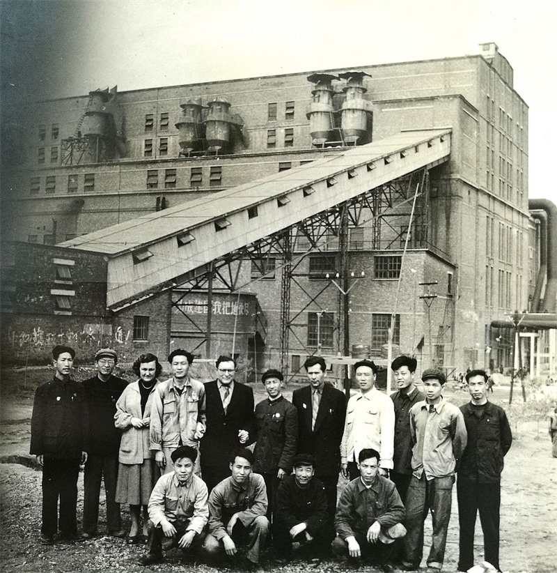 1956年，和專家一起在青山熱電廠。