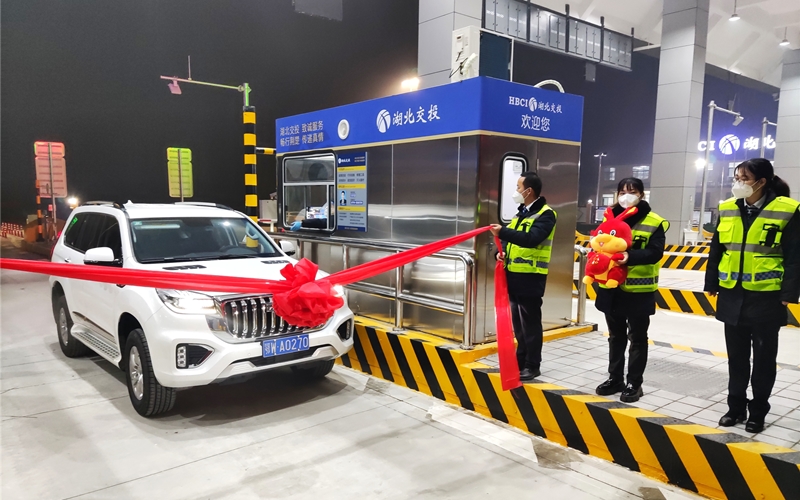 1月6日零時，第一輛車通過丁家營收費站駛?cè)胧栏咚?。盧家國攝