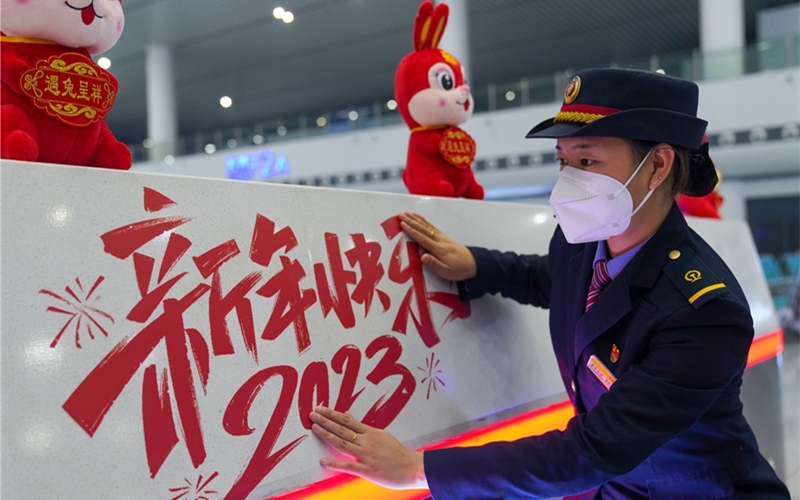 工作人員在站內布置燈籠、中國結、窗花等新年飾品。李濤攝