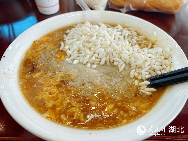 黃潭米粉配炒米。人民網(wǎng)周恬攝