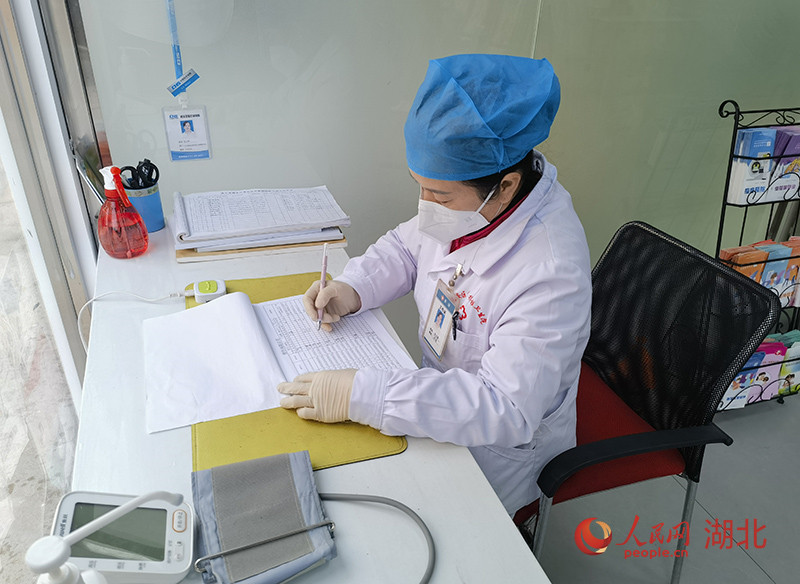 基層醫(yī)生伍玉霞正在查看居民健康信息。人民網(wǎng) 周雯攝