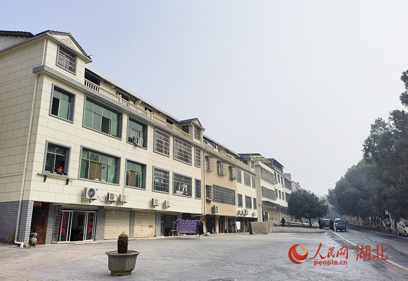 泉湖村村民敞亮的門口。人民網(wǎng) 周雯攝