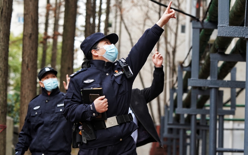 全凌雅在小區(qū)巡查。孫遜攝
