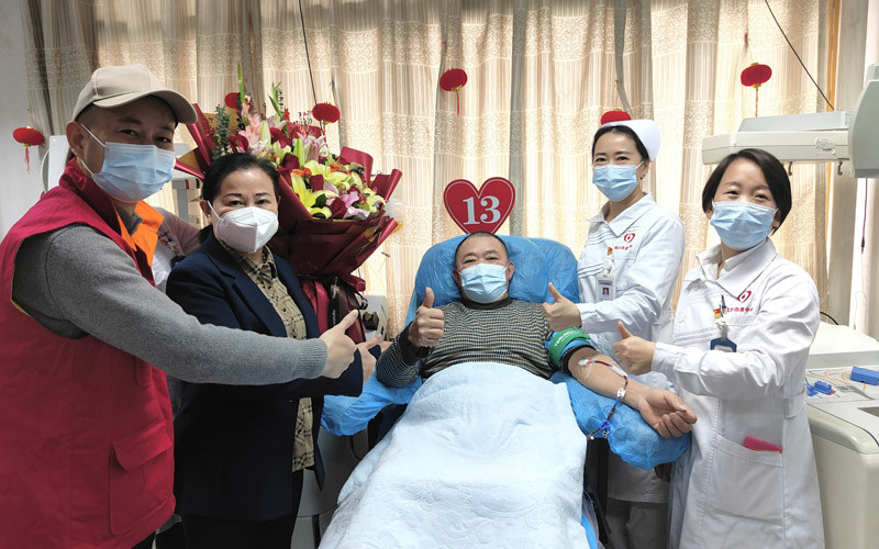 武漢血液中心工作人員為李光明（中）送上祝福。