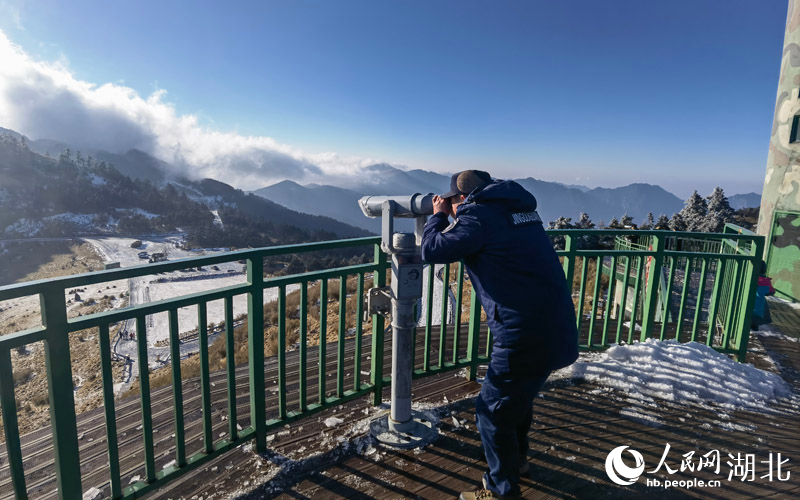 正在防火瞭望的王大志。人民網(wǎng) 周雯攝