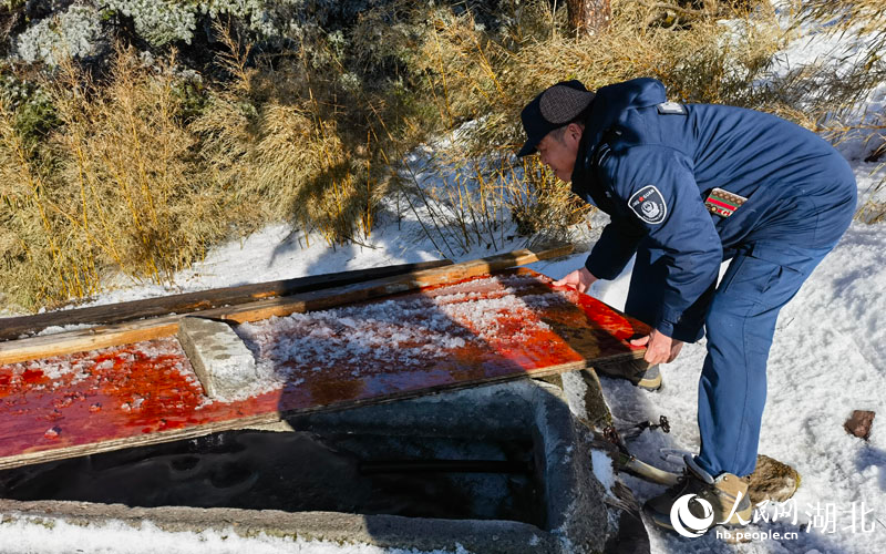 哨所邊的蓄水池。人民網(wǎng) 周雯攝