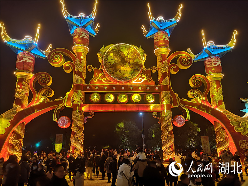 “木蘭不夜城”開街迎客。人民網(wǎng) 張穎攝