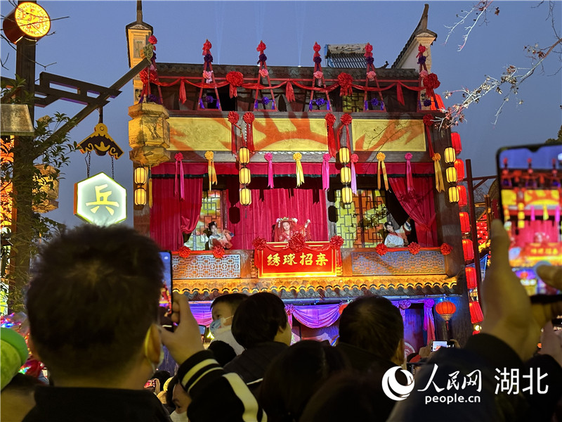 “木蘭不夜城”互動(dòng)演出吸引眾多游客觀看。人民網(wǎng) 張沛攝