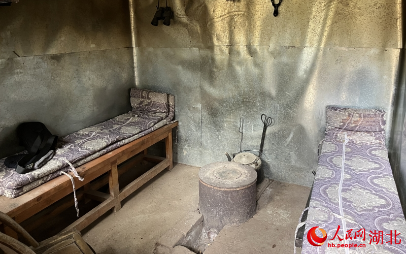 避雨房內(nèi)部十分簡陋。人民網(wǎng) 張雋攝