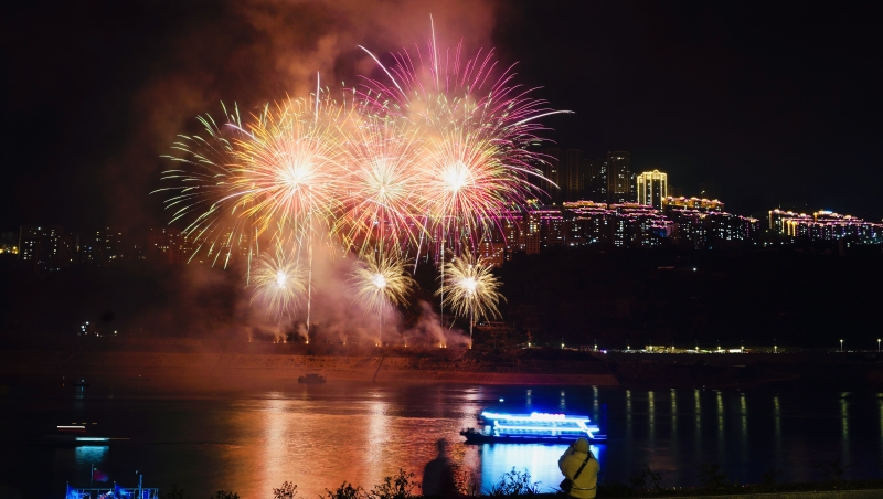 “最美夜·醉巴東”煙花秀在峽江兩岸精彩上演。高煒攝