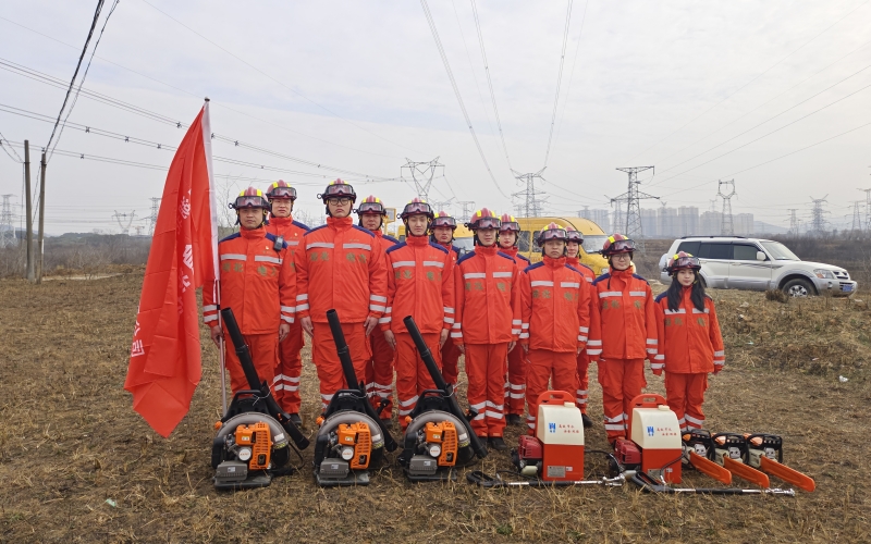 湖北送變電公司應急救援搶修集結現(xiàn)場。郭暉攝