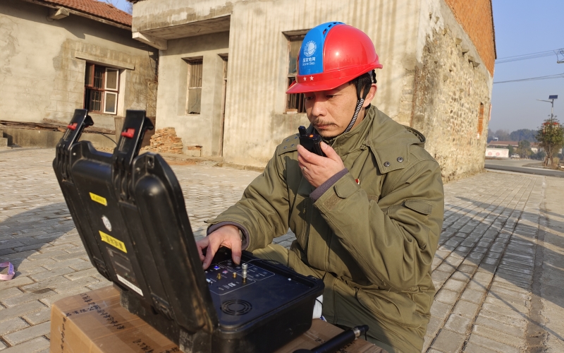 湖北送變電公司員工進行單兵設備測試。郭暉攝