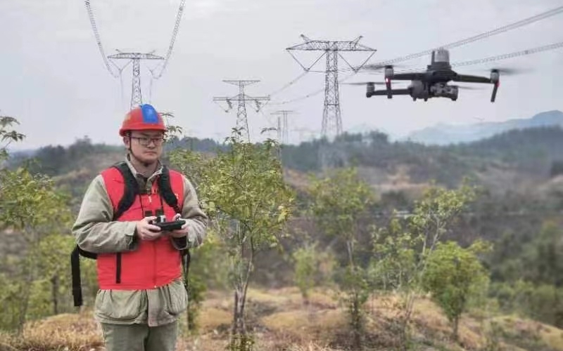 湖北送變電公司運維保電人員對電網(wǎng)線路進行全方位監(jiān)護。郭暉攝
