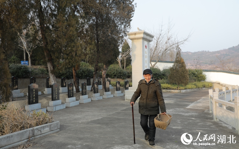  八旬老人姜能山65年來堅(jiān)持大年初一祭拜烈士。人民網(wǎng) 郭婷婷攝