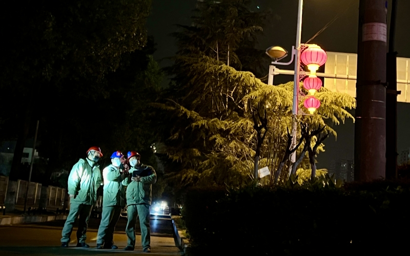 除夕夜，石必才和同事們對(duì)重要線路進(jìn)行巡視測溫。