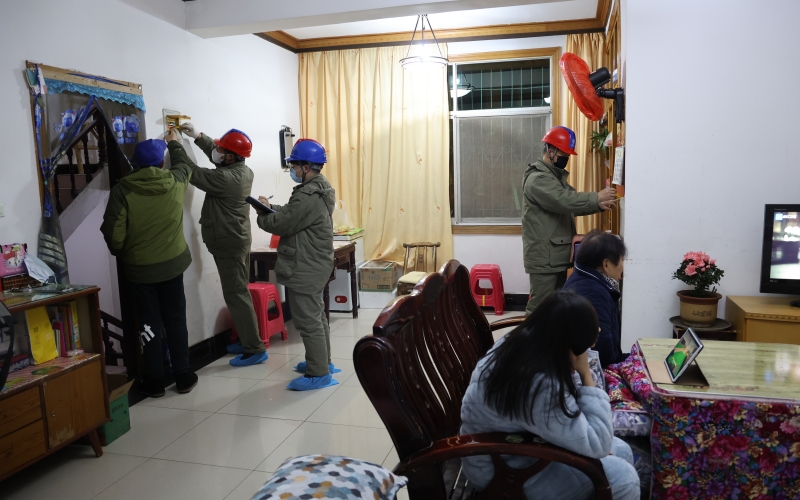 供電人員對(duì)居民家中的線路、開關(guān)開展用電檢查。