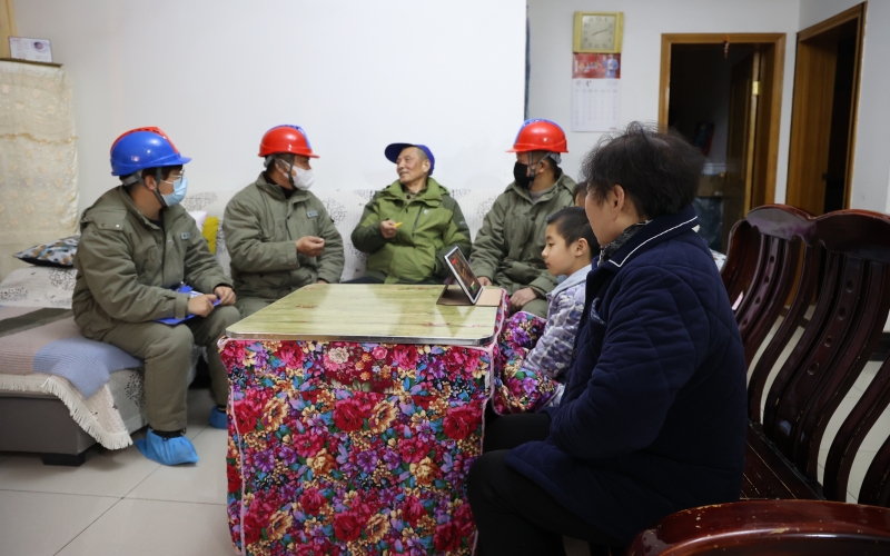 石必才和同事到居民家中宣傳安全用電知識(shí)。