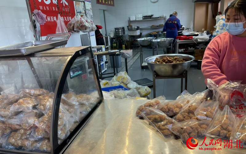 市民購(gòu)買”炸肉圓“成品，食用方便省心。人民網(wǎng)周倩文 攝