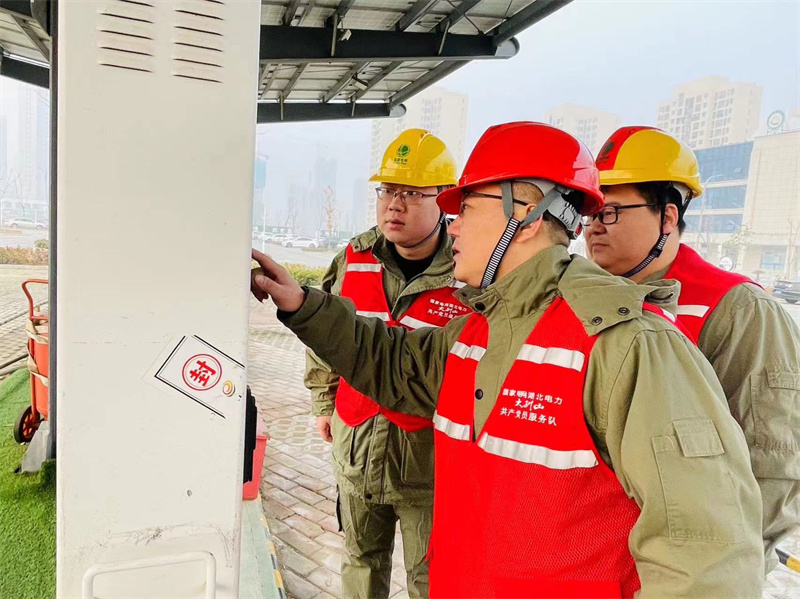 1月27日，在黃岡市行政服務中心公共充電站，工作人員正在對充電設施開展巡視。唐東琦攝