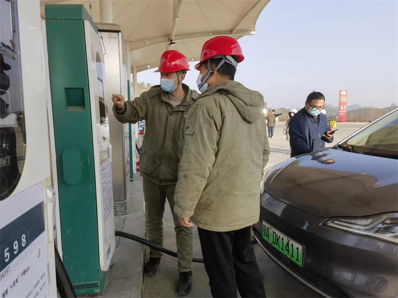 1月27日，在麻城中館驛服務區(qū)充電站，工作人員正在幫助用戶充電并宣傳安全操作知識。唐東琦攝