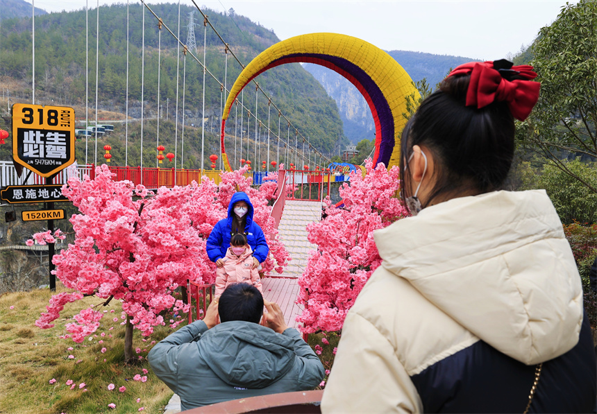 湖北建始：張燈結(jié)彩過(guò)大年 游人如織年味濃